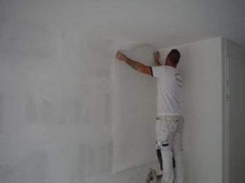 Renovliesbehang aanbrengen in nieuwbouwwoningen in Zuid-Holland