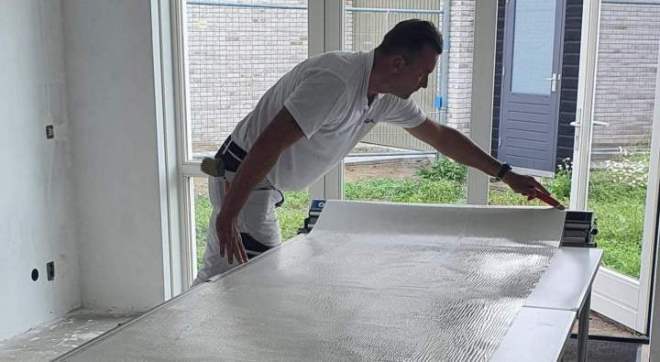 Renovlies behangen van een nieuwbouwwoning in Hoogvliet