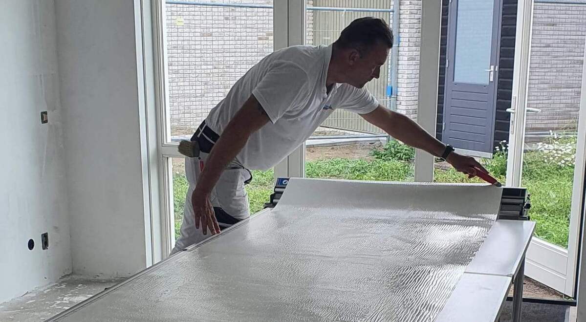 Renovlies behangen van een nieuwbouwwoning in Hoogvliet